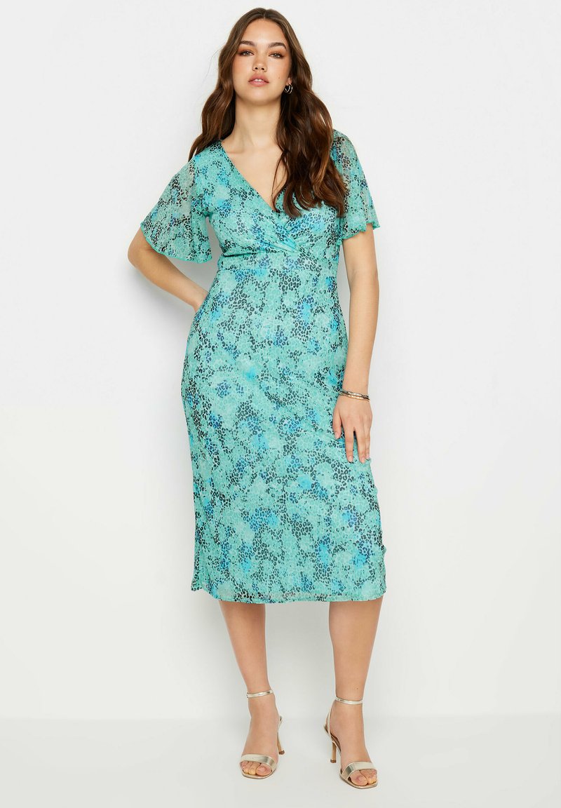 Robe en turquoise avec des manches courtes et volantes, ornée d'un motif léopard. Tissu doux avec une taille cintrée et une longueur midi.