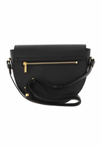 Černá kožená crossbody taška s kulatým tvarem, vybavená zipovou přední kapsou, zlatými kovovými detaily a nastavitelným popruhem.