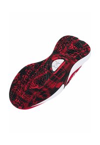 Semelle de chaussure arborant un motif rouge et noir éclatant, avec des textures en relief et des designs en chevrons, rehaussée d'un logo blanc.