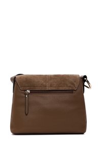 Sac à bandoulière en cuir marron avec un rabat en daim, poche zippée à l'avant, textures duales et une sangle détachable. Fini lisse.