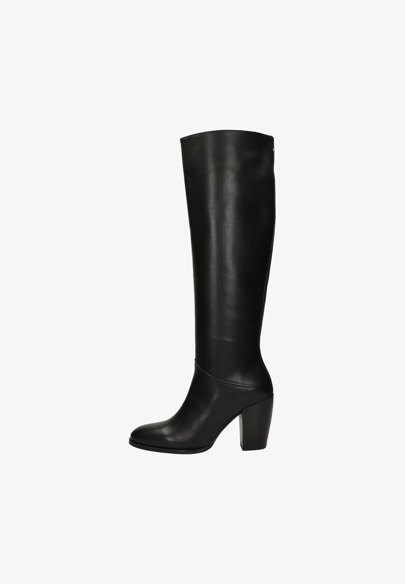 Czarne skórzane botki sięgające kolan o gładkiej fakturze, zaokrąglonym nosku i grubym, wysokim obcasie, charakteryzujące się prostym, minimalistycznym wzornictwem.