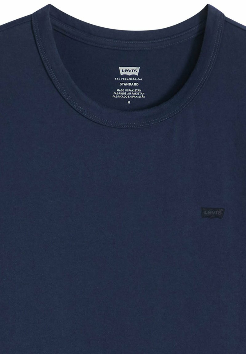 Camiseta de cuello redondo Levi's azul marino, talla mediana, fabricada en Pakistán, con pequeño logo de Levi's en el pecho izquierdo.