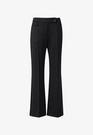Zwarte brede broekspijpen van gladde stof, met twee voorzakken en twee decoratieve knopen aan de tailleband. Maatwerk ontwerp met een plooidetail.