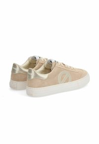 Sneaker in suede beige con dettagli metallici dorati, punta tonda, suola piatta in gomma bianca e design del logo in rilievo sul lato e sul tallone.