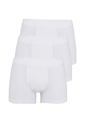 Trzy gładkie białe męskie bokserki ułożone w stos, z profilowanym przednim panelem i elastycznym pasem.