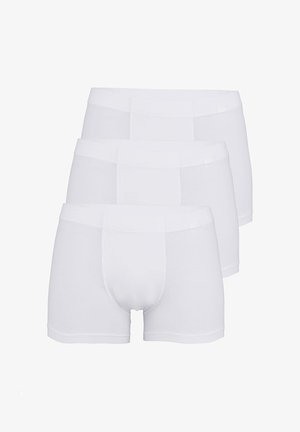 Trzy gładkie białe męskie bokserki ułożone w stos, z profilowanym przednim panelem i elastycznym pasem.