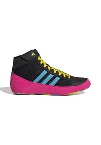 Chaussure de sport montante avec une tige en mesh noir, des rayures bleues, des lacets jaunes et une semelle rose vif. Remarquable pour son design angulaire.