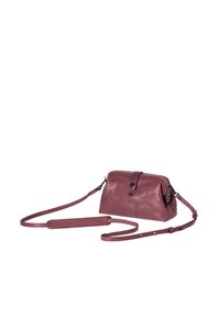 Borsa a tracolla in pelle bordeaux di forma rettangolare, con chiusura a zip, pattina anteriore e tracolla regolabile. Texture liscia con hardware minimo.