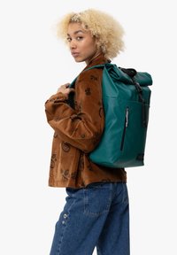 Eastpak UP ROLL - Ryggsäck - tarp petrol