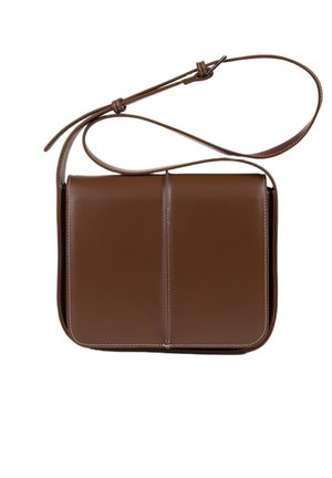 Bruine leren crossbodytas met witte stiksels, rechthoekige vorm en verstelbare riem met gesp.