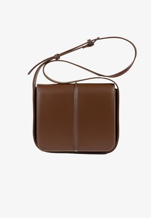 Bolso bandolera de cuero marrón con costuras blancas, forma rectangular y correa ajustable con hebilla.