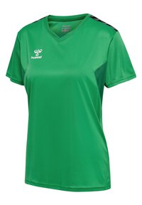 Maillot de sport vert à manches courtes avec col en V, rayures noires sur les épaules et logo hummel blanc sur le côté gauche de la poitrine.