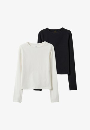 Zwei schlichte Langarmshirts mit Rundhalsausschnitt, eines weiß und eines schwarz, überlappend auf weißem Hintergrund dargestellt.