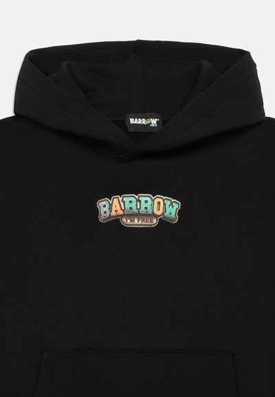 Melna kapuce ar priekšējo kabatu, kurai uz krūšu ir uzraksts "BARROW I'M FREE" daudzkrāsainos retro stilā veidotos burtos.