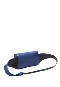 Borsa a tracolla in pelle blu di forma rettangolare, con texture liscia, zipper superiore e tracolla regolabile. Fodera interna nera visibile.