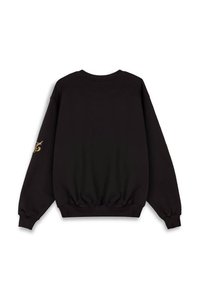 Sudadera negra con escote redondo y cintura elástica. Cuenta con mangas largas y un pequeño detalle bordado en la manga izquierda.
