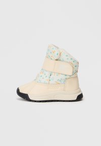 Bota de invierno impermeable beige con un patrón en azul claro y naranja, de altura corta hasta el tobillo, con tira de velcro y suela de goma negra para tracción.