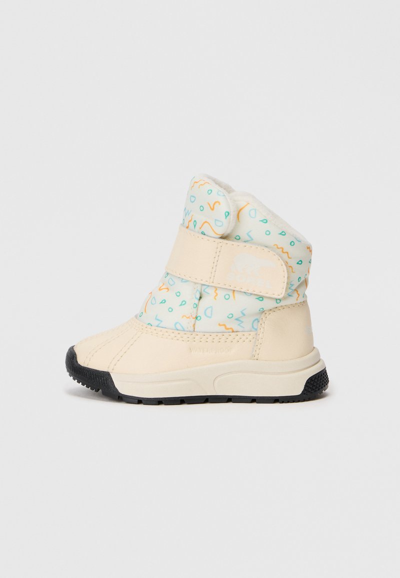 Ūdensnecaurlaidīgas beigu ziemas zābakas ar gaiši zilu un oranžu rakstu, īsa potīšu augstuma, ar Velcro siksniņu un melnu gumijas zoli, kas nodrošina saķeri.