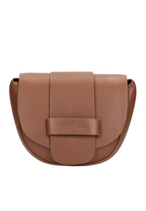 Borsa in pelle marrone a forma arrotondata, con finitura testurizzata e patta ripiegata fissata da una cinghia, con dettagli di branding discreti.