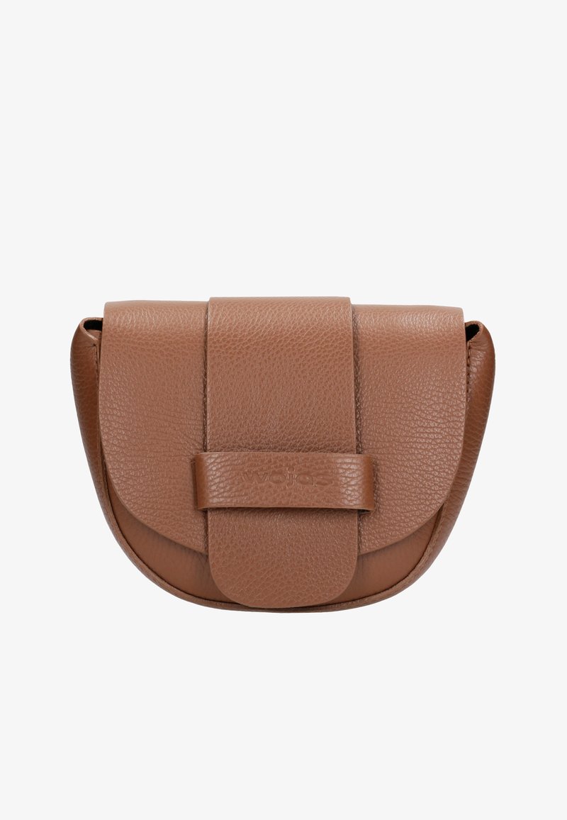 Borsa in pelle marrone a forma arrotondata, con finitura testurizzata e patta ripiegata fissata da una cinghia, con dettagli di branding discreti.