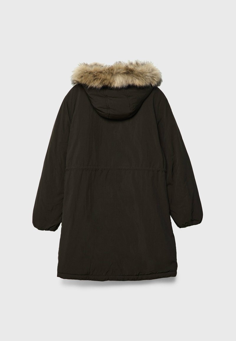 Parka noire avec une capuche bordée de fourrure. Présente une coupe ample, des poignets élastiques et une taille cintrée. Matériau lisse avec une finition mate.