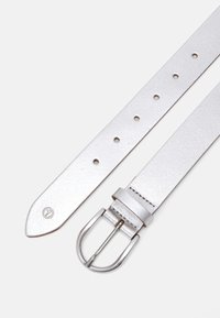 Ceinture en cuir argenté avec une surface texturée, dotée d'une boucle en métal rectangulaire et de plusieurs trous d'ajustement pour la taille.