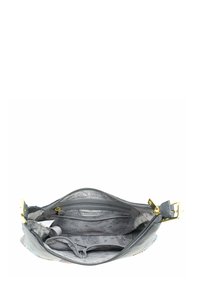 Grijze leren tas met een gladde textuur, een binnenvak met rits en een gemusterde voering. Voorzien van gouden hardware en een gebogen opening aan de bovenkant.