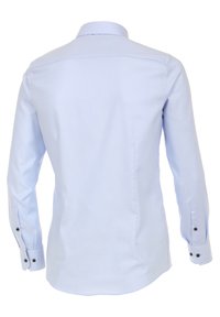 Světle modrá košile s dlouhým rukávem a knoflíkovými manžetami zobrazená zezadu na bílém pozadí.
