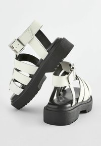Next GLADIATOR REGULAR FIT biały