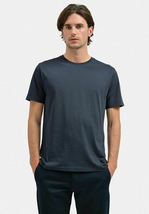 Mørkeblå kortærmet T-shirt lavet af blødt bomuld; har en klassisk rund halsudskæring og en afslappet pasform, uden synlige mønstre eller detaljer.