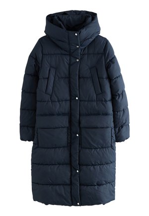 Ilga tamsiai mėlyna pūsta žieminė striukė su dideliu gobtuvu, priekyje spaudžiamais mygtukais, dviem krūtinės kišenėmis ir dviem apatinėmis kišenėmis su atvartais.