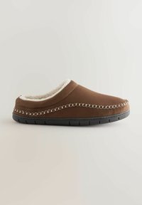 Brun toffel gjord av mjukt material med en plyschfoder, med en stickad detalj längs ovandelen och en texturerad svart sula.