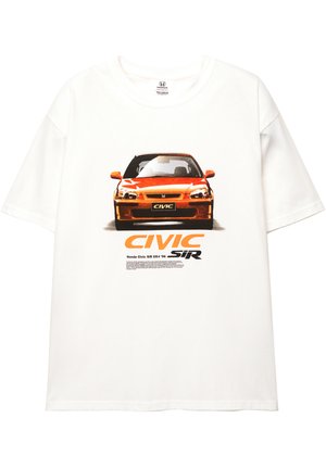 Hvid t-shirt med et grafisk tryk af en rød Honda Civic, med "CIVIC" og "SiR" i fed orange farve, og beskrivende tekst under billedet.