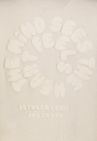 Witte, gestructureerde stof met verheven, zachte, onregelmatige letters die een cirkelvormig patroon vormen, met de zin "DE GEEST ZIE SAMENVATTEN WAT HET VOELT" en "TUSSEN LOGICA EN CHAOS."
