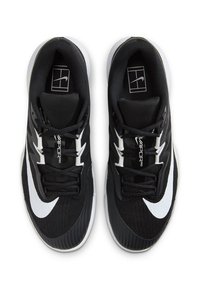 Schwarze Sportschuhe mit einem strukturierten Mesh-Obermaterial, weißem Nike-Swoosh und Schnürsenkeln, die mit einem silbernen "Vapor Pro"-Logo versehen sind.