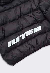 Giubbino nero imbottito con texture soffice, caratterizzato da un audace logo bianco "IUTER" stampato sul lato sinistro. Tessuto liscio e resistente.