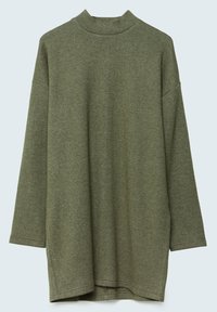 Vihreä oliivinvärinen pitkähihainen villapaita, jossa on korkea kaulus ja rento istuvuus, esitettynä vaalealla yksinkertaisella taustalla.