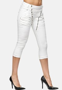 Elara CAPRI - Shorts vaqueros - weiß