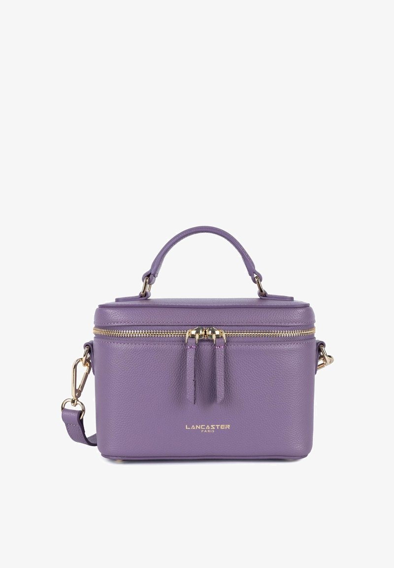 Paarse leren handtas met een gestructureerde vorm, gouden hardware, dubbele ritssluiting en een afneembare schouderband, voorzien van een handvat aan de bovenkant.