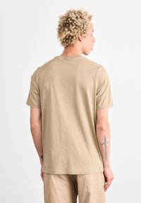 Puma TAPE TEE - Camiseta estampada - oak branch
