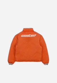 Chaqueta acolchada naranja con alto cuello, puños elásticos y un gran logo blanco de "wasted" en la parte posterior. Textura suave y brillante, de longitud media.