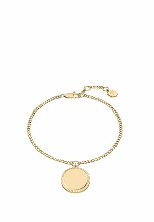 Pulsera de cadena dorada con colgante redondo de borde texturizado y cierre de langosta, con un pequeño charm cerca del cierre sobre fondo blanco.