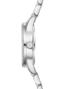 Sudraba nerūsējošā tērauda pulkstenis ar noapaļotu apvalku, teksturētu rāmi un gludu aproci, kas veidota no pagarinātiem posmiem ar logotipa detaļu uz vainaga.