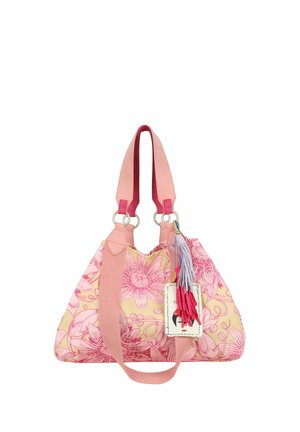 Borsa floreale rosa e beige con spallacci larghi, anelli dorati e portachiavi con nappina multicolore attaccato a una piccola targhetta.