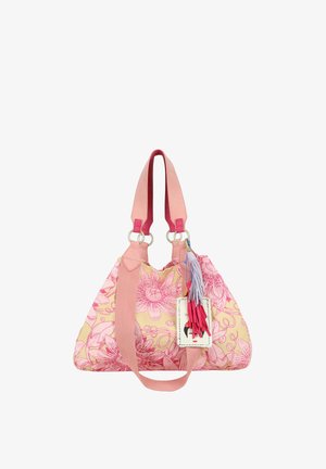 Borsa floreale rosa e beige con spallacci larghi, anelli dorati e portachiavi con nappina multicolore attaccato a una piccola targhetta.