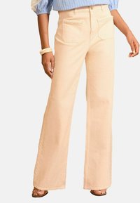 Lichtbeige wijde jeans van katoen, met een hoge taille, gevlochten accenten op de zakken en een gladde textuur.