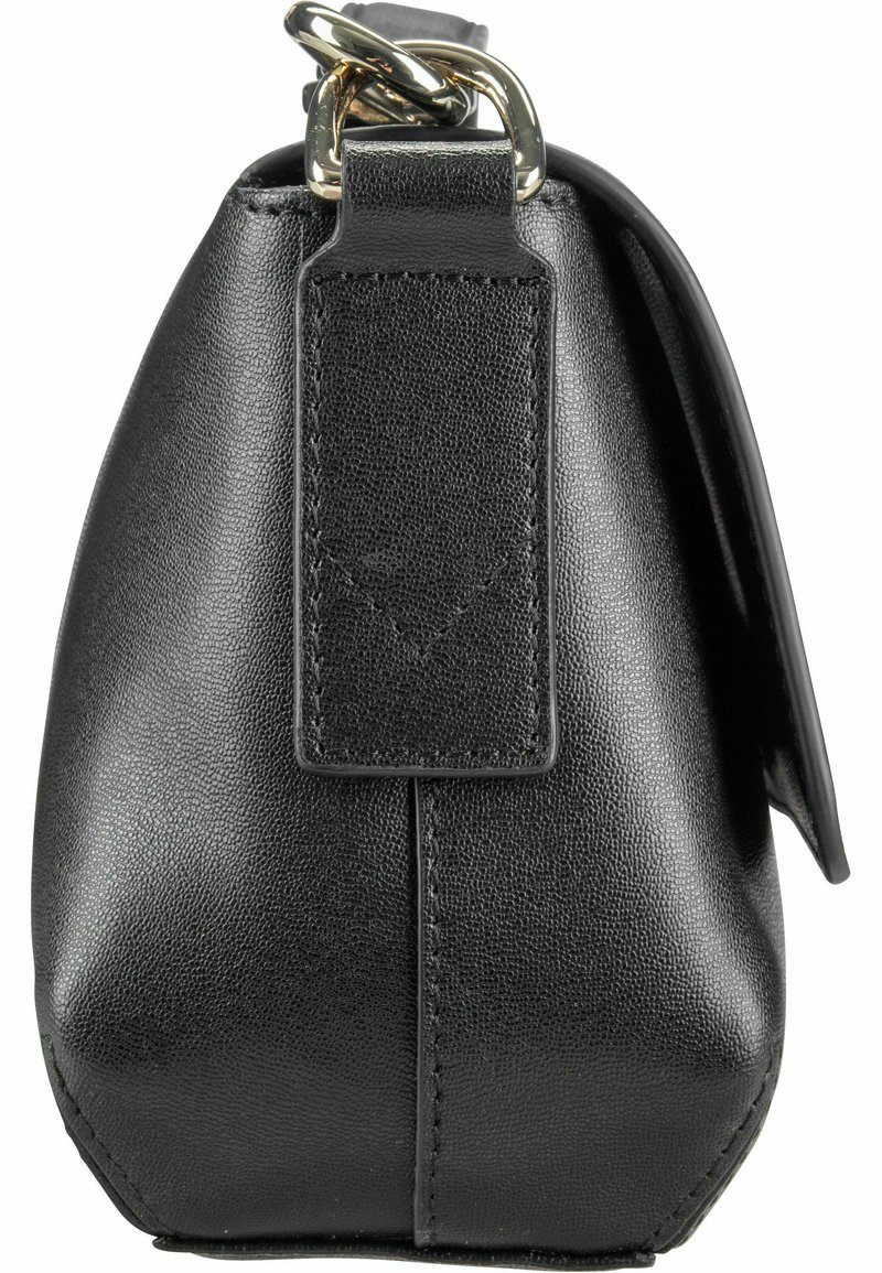 Borsa a mano in pelle nera con una forma strutturata, texture liscia e un anello in metallo dorato. Presenta una maniglia cucita ben visibile.