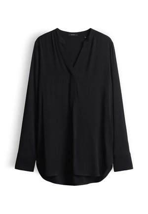 Blusa nera a maniche lunghe con scollo a V, colletto a fascia e maniche con polsini, appesa su uno sfondo bianco.