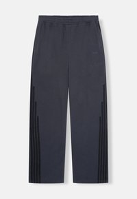 Marineblauwe sportbroek met een elastische tailleband, zijzakken en verticale zwarte strepen aan de zijkanten. Glad stoftextuur.