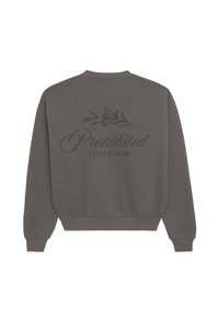 Grå hettegenser med rund hals, lange ermer, og et teksturert, mørkt trykk av ordet "Forbudt" med olivengreinsdesign på baksiden.